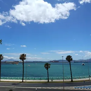 Vistas A 3 Paises Y 2 Continentes 1º Linea De Playa A 5 Minutos De Gibraltar Habitación en casa particular